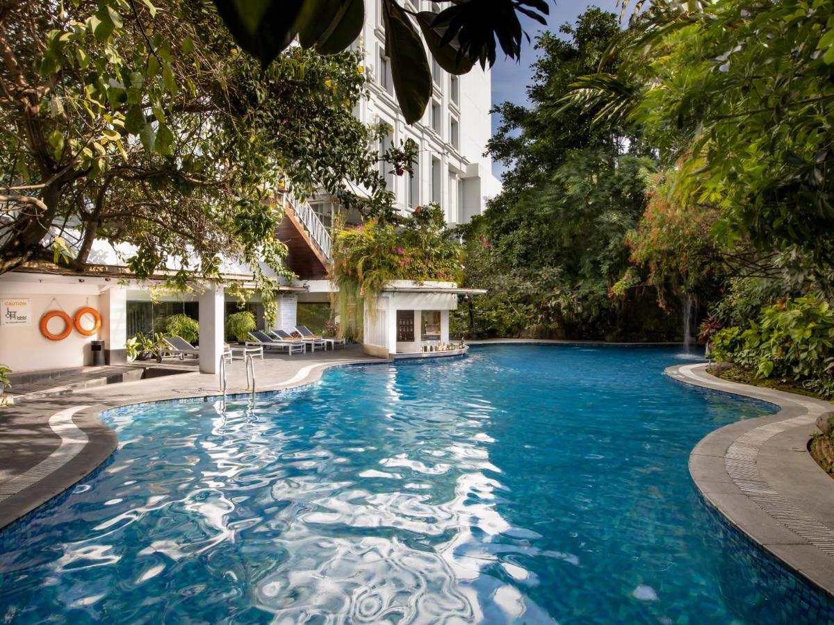 Jambuluwuk Malioboro Hotel Yogyakarta Eksteriør billede The pool at the hotel