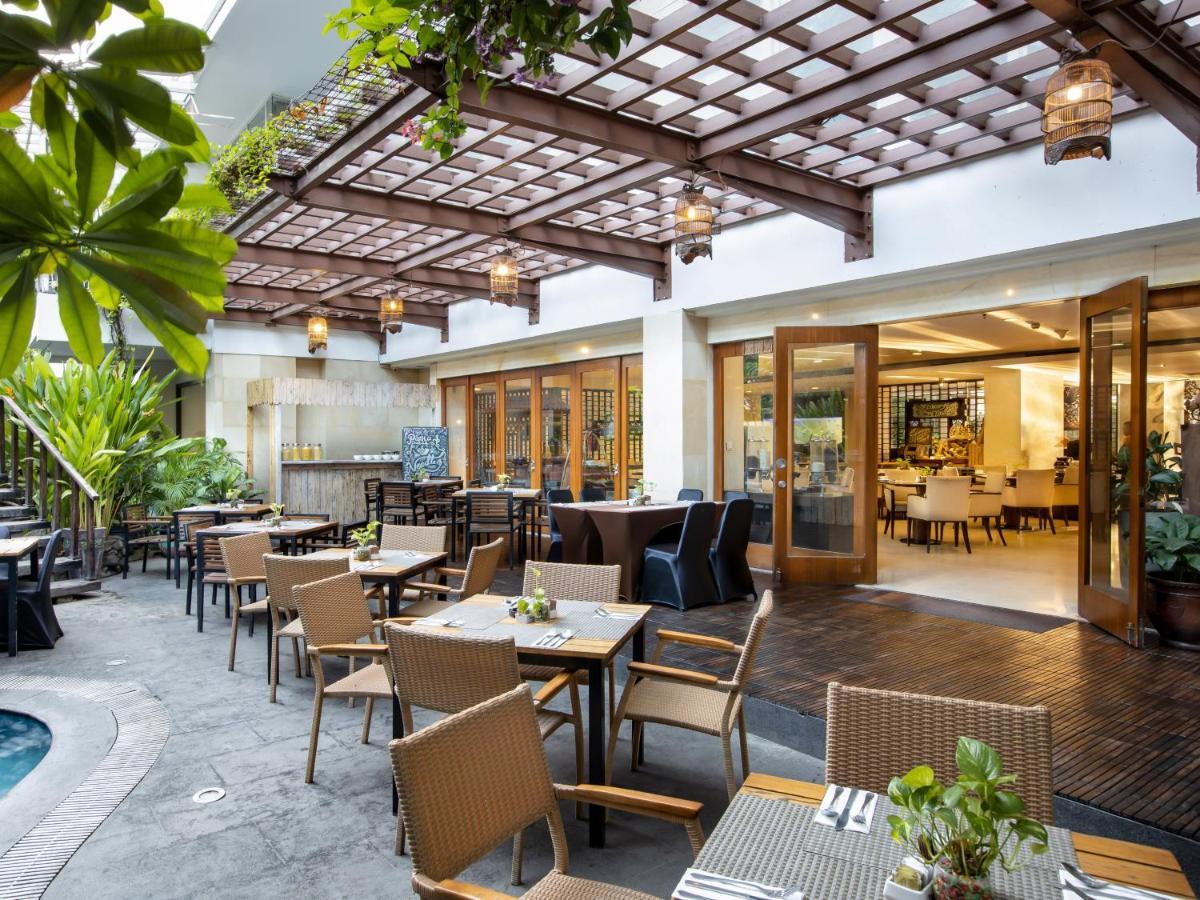 Jambuluwuk Malioboro Hotel Yogyakarta Eksteriør billede The Poolside Bar