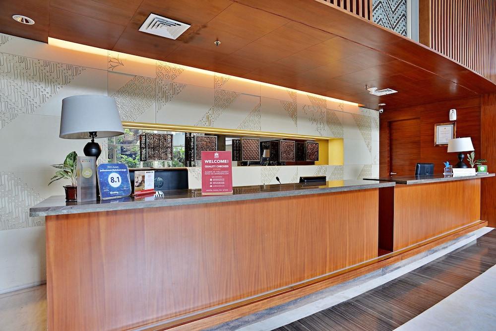 Jambuluwuk Malioboro Hotel Yogyakarta Eksteriør billede The reception desk at the hotel