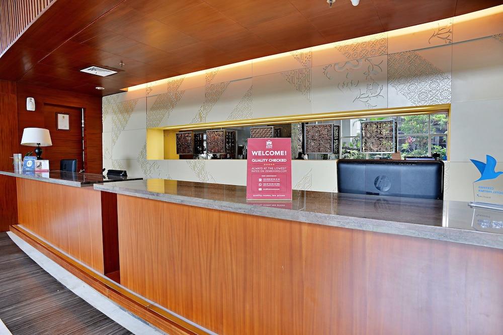 Jambuluwuk Malioboro Hotel Yogyakarta Eksteriør billede The reception desk at the main entrance