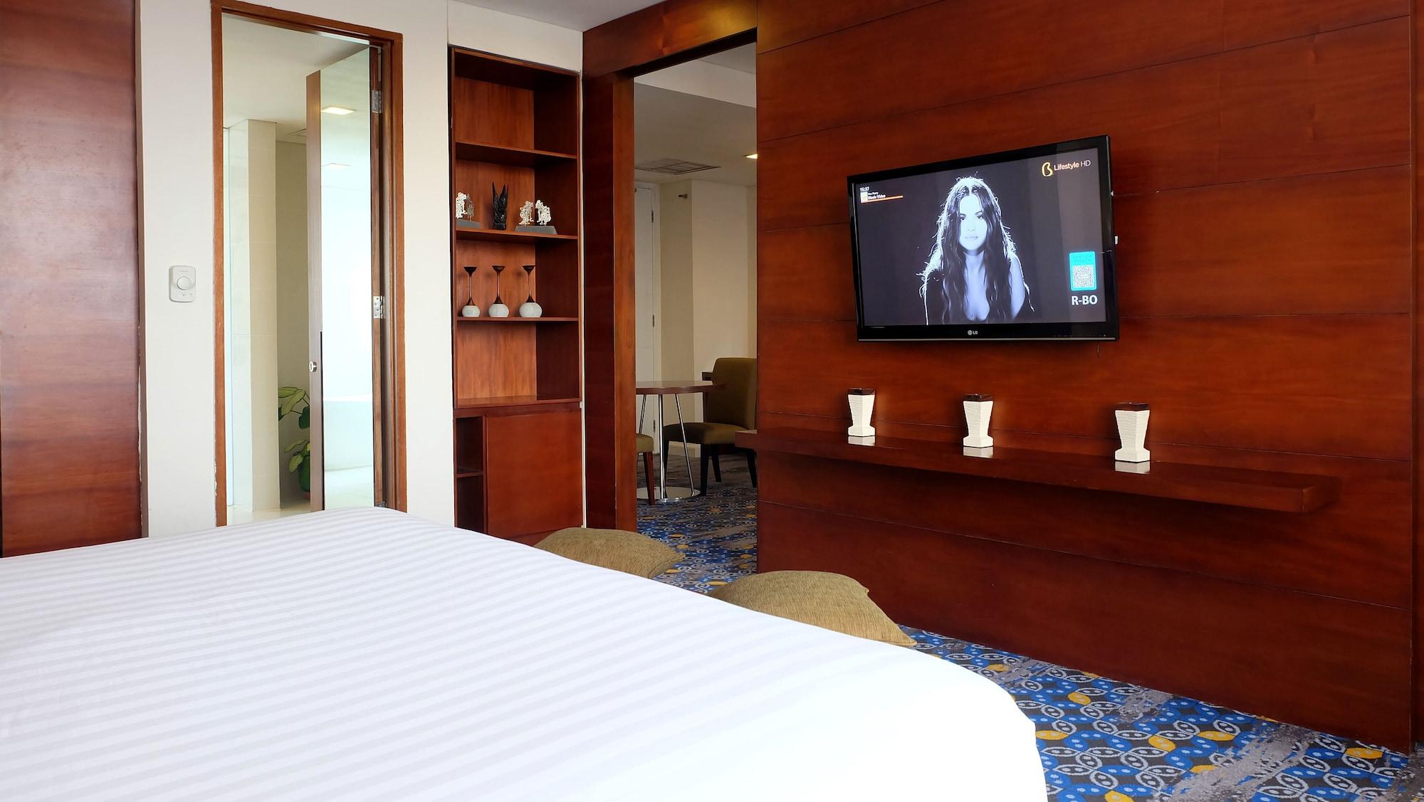 Jambuluwuk Malioboro Hotel Yogyakarta Eksteriør billede A television in a hotel room