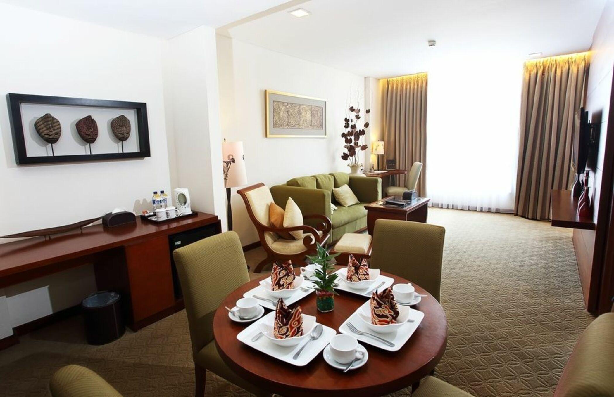 Jambuluwuk Malioboro Hotel Yogyakarta Eksteriør billede Suite room