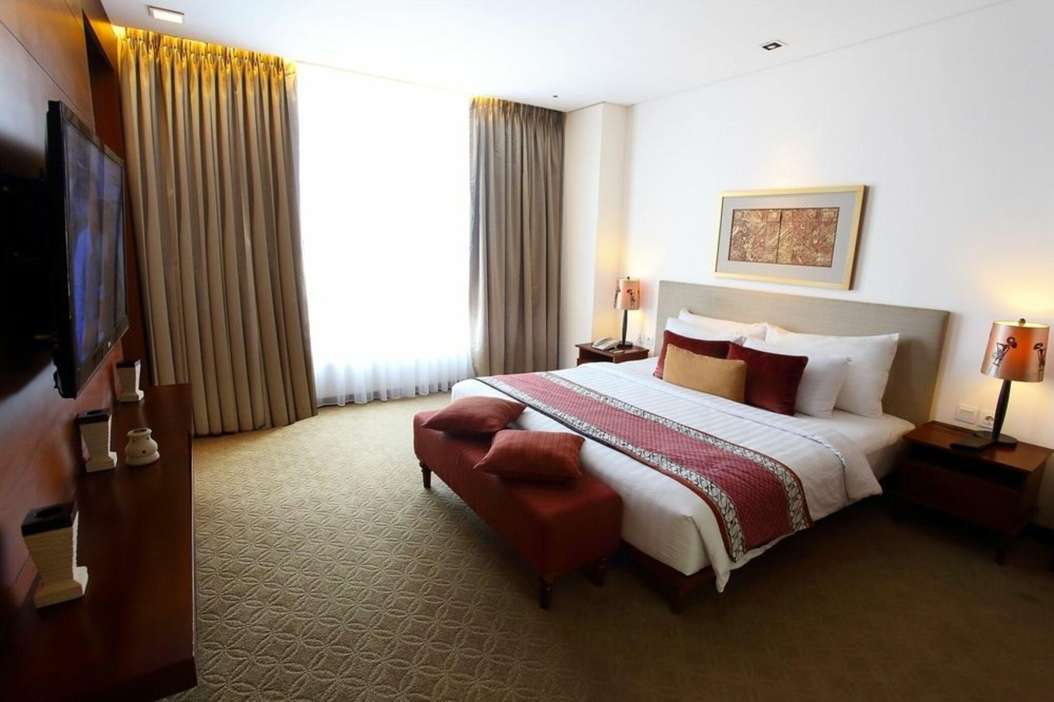 Jambuluwuk Malioboro Hotel Yogyakarta Eksteriør billede A bedroom at the hotel