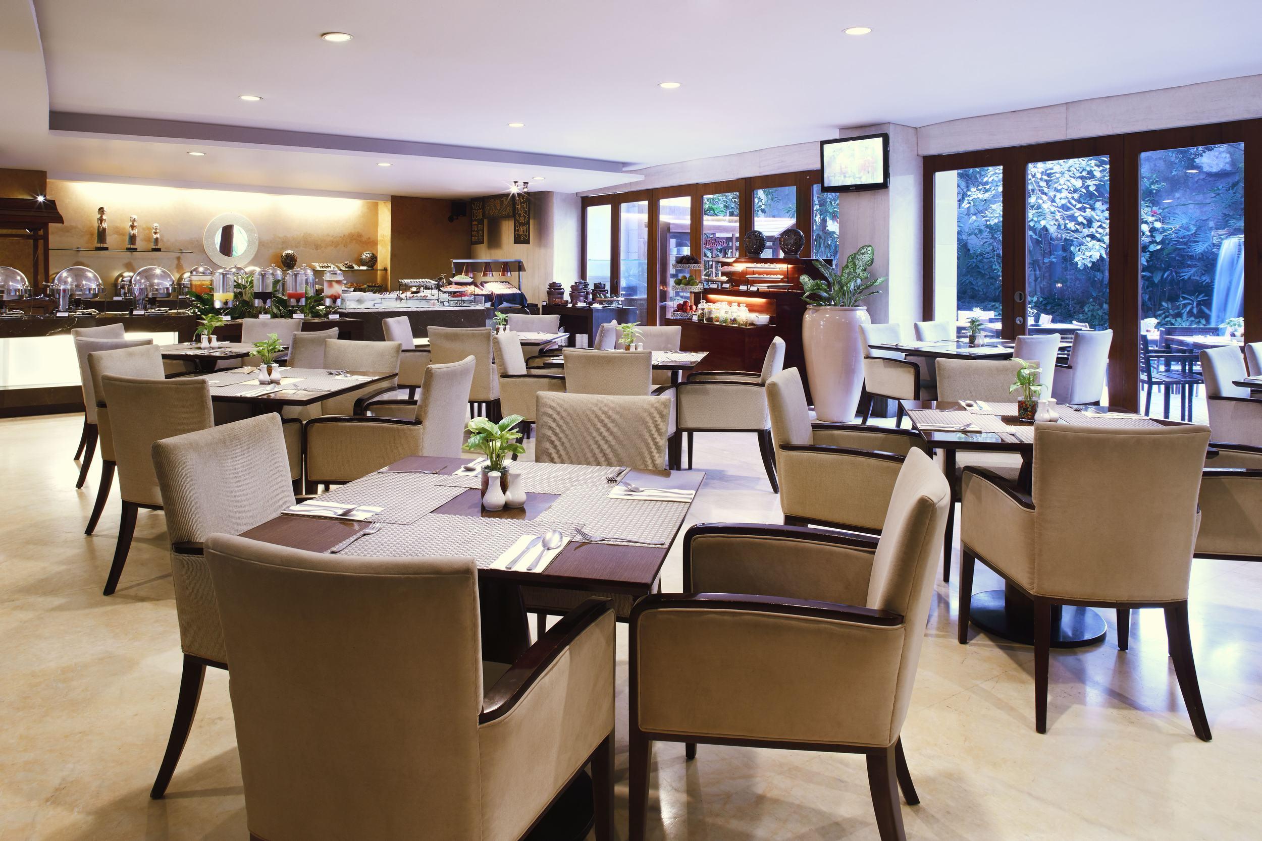Jambuluwuk Malioboro Hotel Yogyakarta Eksteriør billede The Club Lounge at the Royal Garden Grove