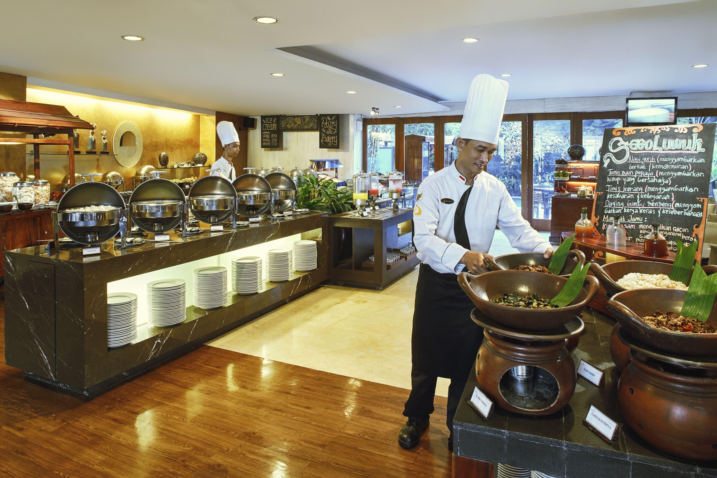 Jambuluwuk Malioboro Hotel Yogyakarta Eksteriør billede A buffet at a hotel