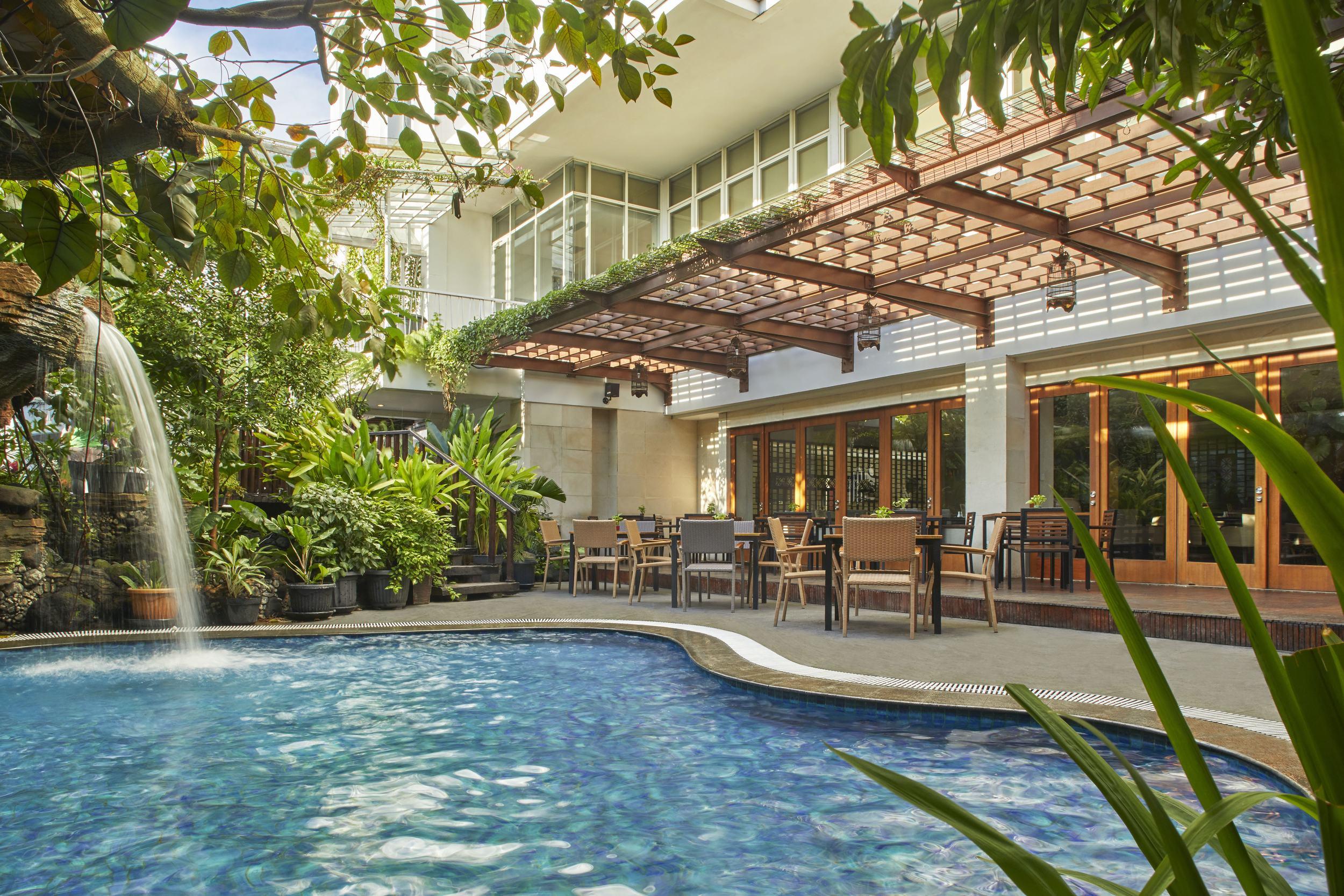 Jambuluwuk Malioboro Hotel Yogyakarta Eksteriør billede The pool at the hotel