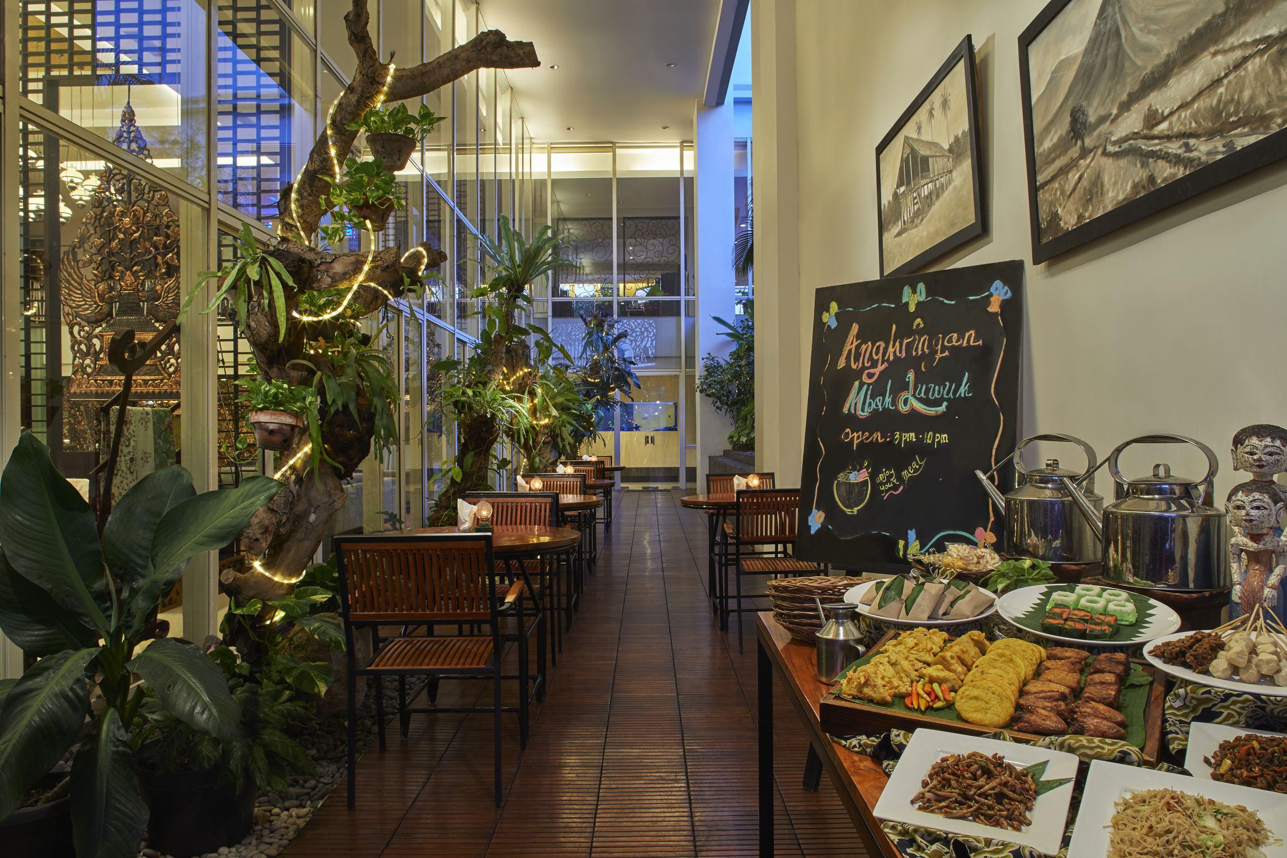 Jambuluwuk Malioboro Hotel Yogyakarta Eksteriør billede Restaurant in Hanoi