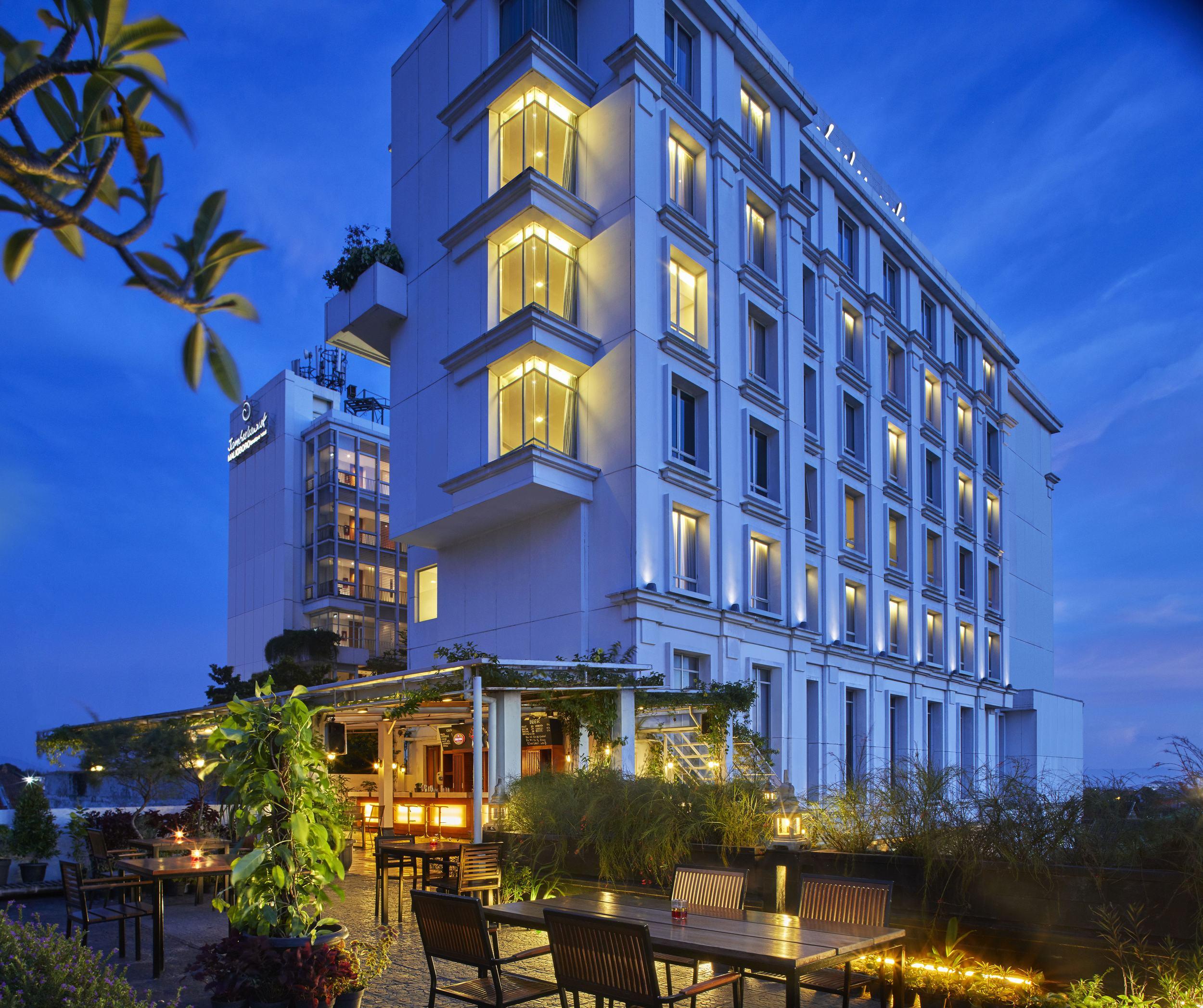 Jambuluwuk Malioboro Hotel Yogyakarta Eksteriør billede The hotel at night