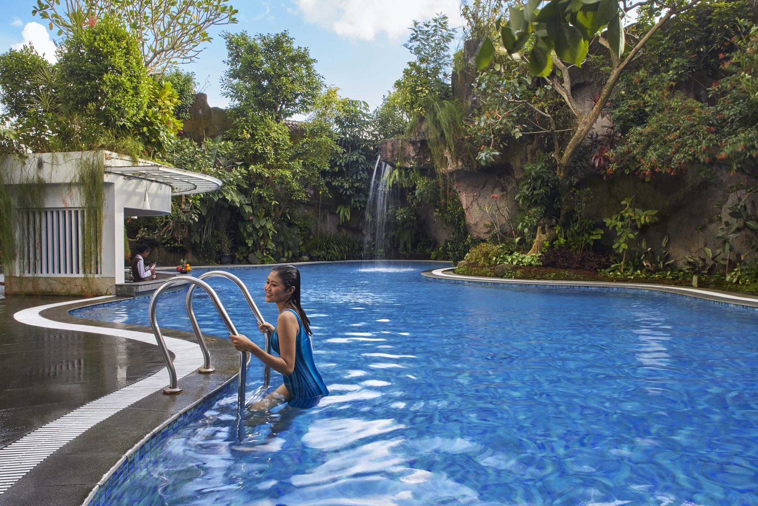 Jambuluwuk Malioboro Hotel Yogyakarta Eksteriør billede The swimming pool at the resort