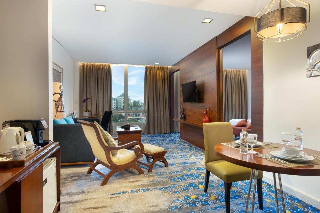 Jambuluwuk Malioboro Hotel Yogyakarta Eksteriør billede Suite