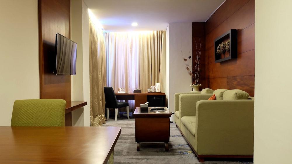 Jambuluwuk Malioboro Hotel Yogyakarta Eksteriør billede Suite