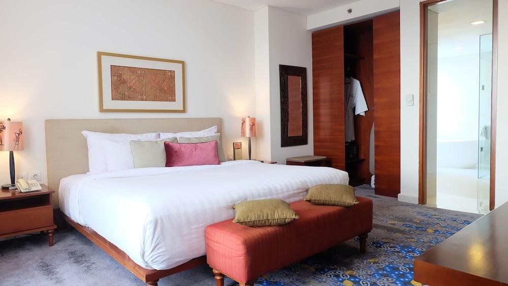 Jambuluwuk Malioboro Hotel Yogyakarta Eksteriør billede A bedroom at the hotel