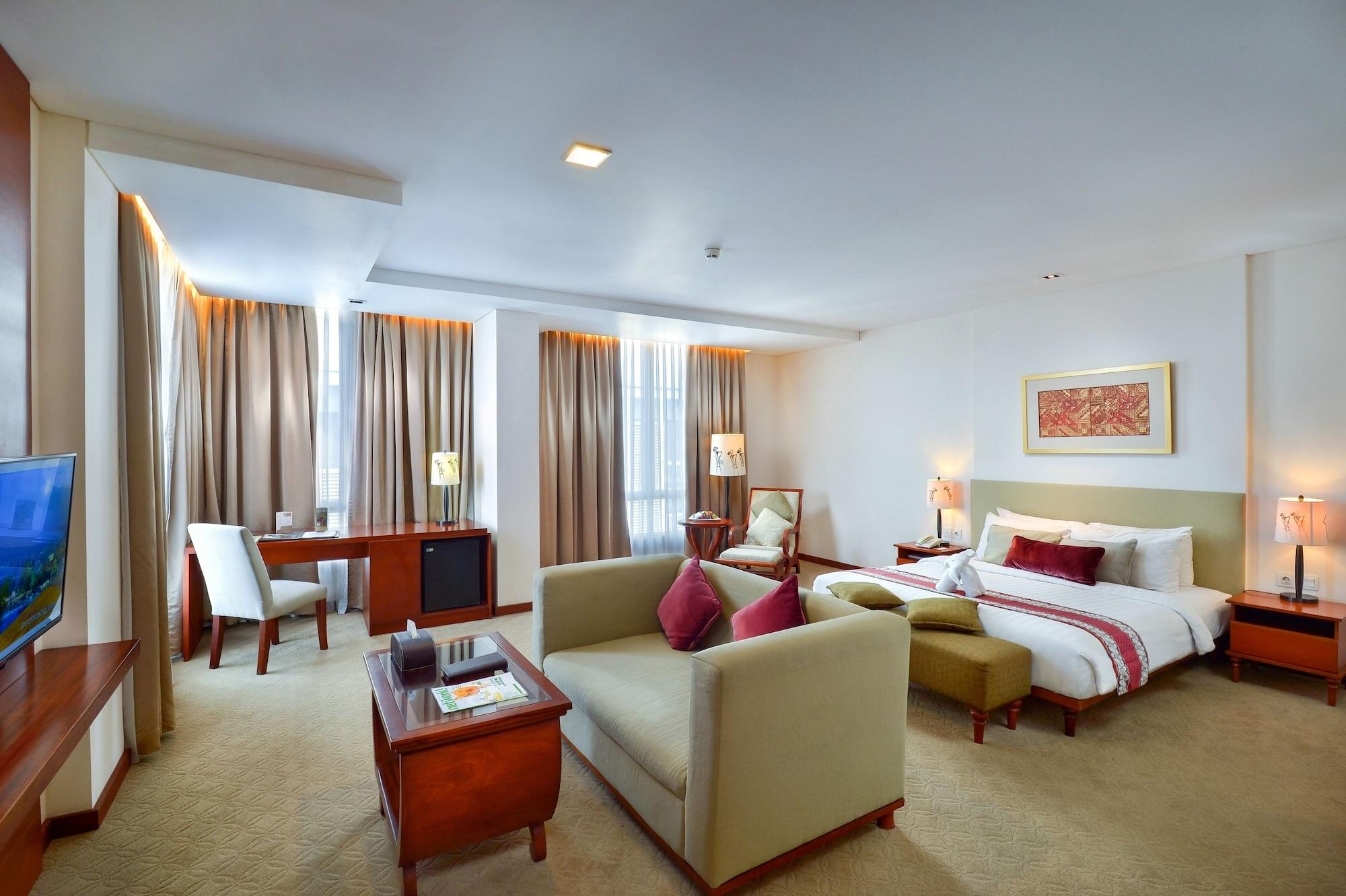 Jambuluwuk Malioboro Hotel Yogyakarta Eksteriør billede Suite room
