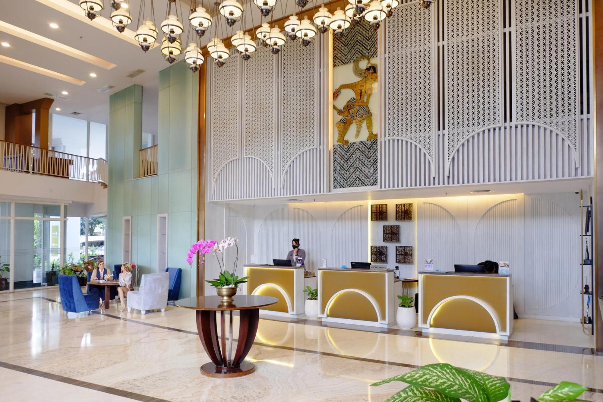 Jambuluwuk Malioboro Hotel Yogyakarta Eksteriør billede Lobby