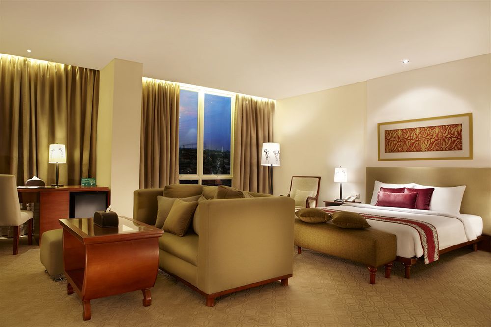 Jambuluwuk Malioboro Hotel Yogyakarta Eksteriør billede Suite room