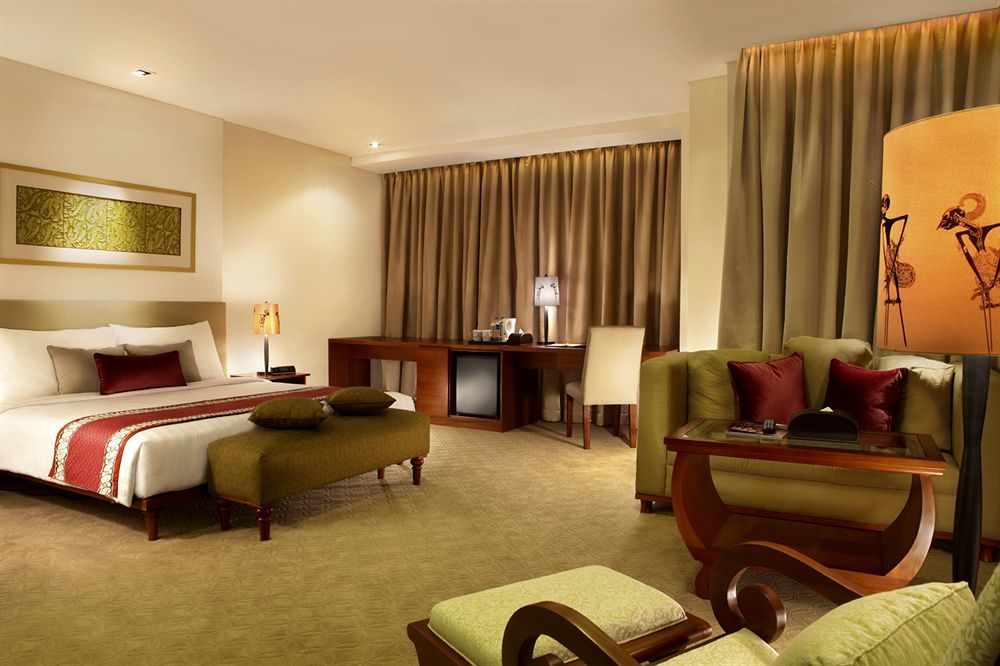 Jambuluwuk Malioboro Hotel Yogyakarta Eksteriør billede A suite at the Taj Bengal