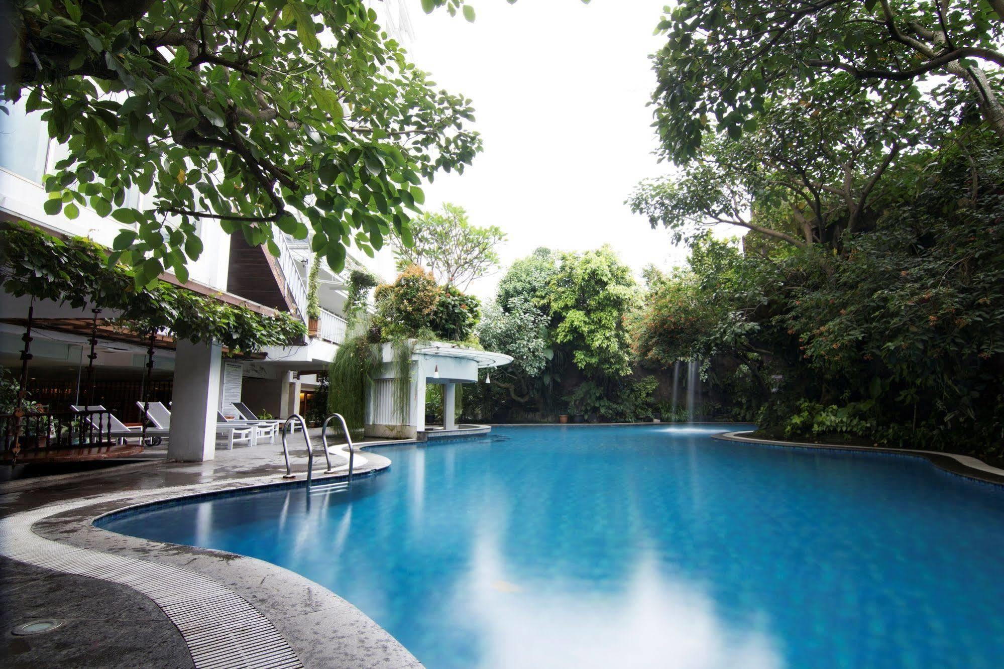 Jambuluwuk Malioboro Hotel Yogyakarta Eksteriør billede The swimming pool at the hotel