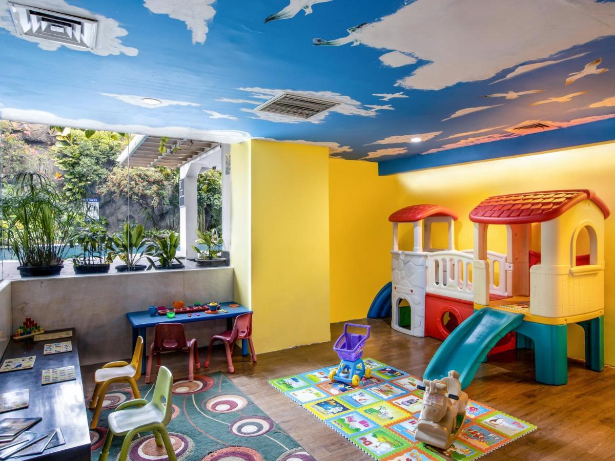 Jambuluwuk Malioboro Hotel Yogyakarta Eksteriør billede The Children's Club at the Renaissance Hotel, Bangkok